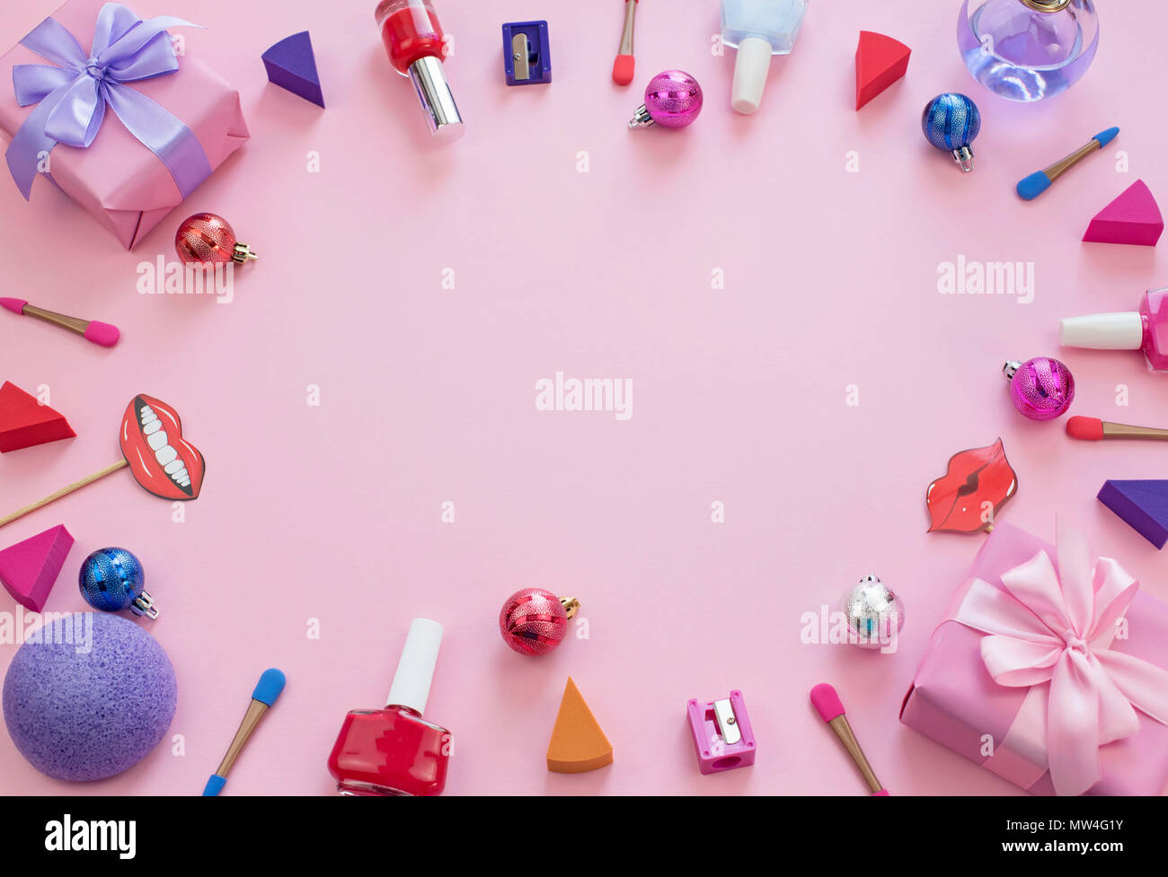 Composizione Set di cosmetica decorativa per unghie rossetto spugna casella affilatrice dono il nastro in satin rosa di sfondo. Vista superiore laici piatta Foto Stock