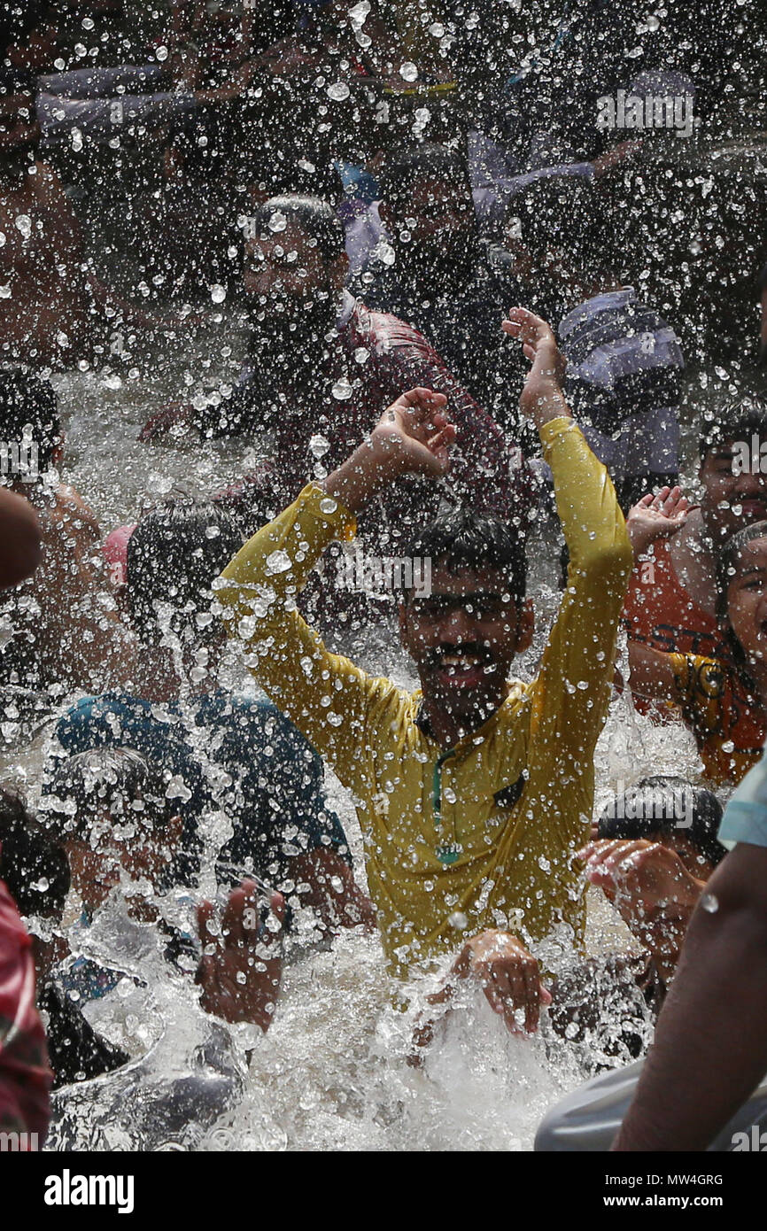 Il pakistan gran numero di persone sono la balneazione all'interno del canale vicino Dharampura per ottenere un po' di sollievo dal caldo torrido meteo come temperatura raggiunta 43 C(111.20 F) nella capitale provinciale Lahore su maggio 30,2018.secondo il Pakistan Meteorological Department (PMD) tempo rimasto caldo e secco in più parti del paese. Varie parti del paese ha continuato a sperimentare una intensa ondata di caldo, con temperature che raggiungono i 43 C (111.20 F) in Nawabshah e altre città. (Foto di rana Sajid Hussain/Pacific Stampa) Foto Stock