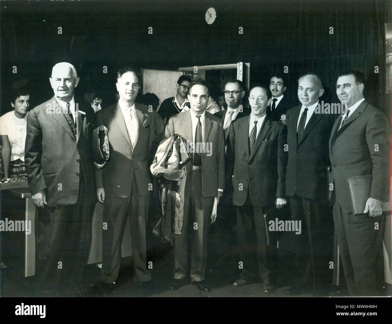 . עברית: המשלחת הישראלית ב-וועידת ארגון הבריאות הבינלאומי ב-איסטנבול. מימין: מלמדוביץ, לוטן, חיים לזר, (אמנון?) לין, שערי, רימון, קצנלסון 22/09/1961 . Il 14 febbraio 2013. אינו ידוע 31 AJI visualizzare 10548 Foto Stock
