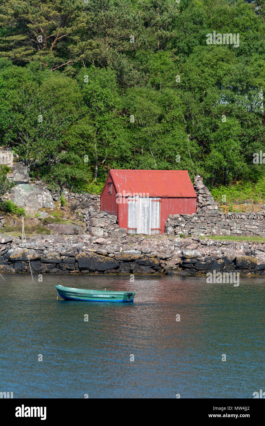 Capanna di rosso, verde barca, Loch Torridon, Scozia Foto Stock
