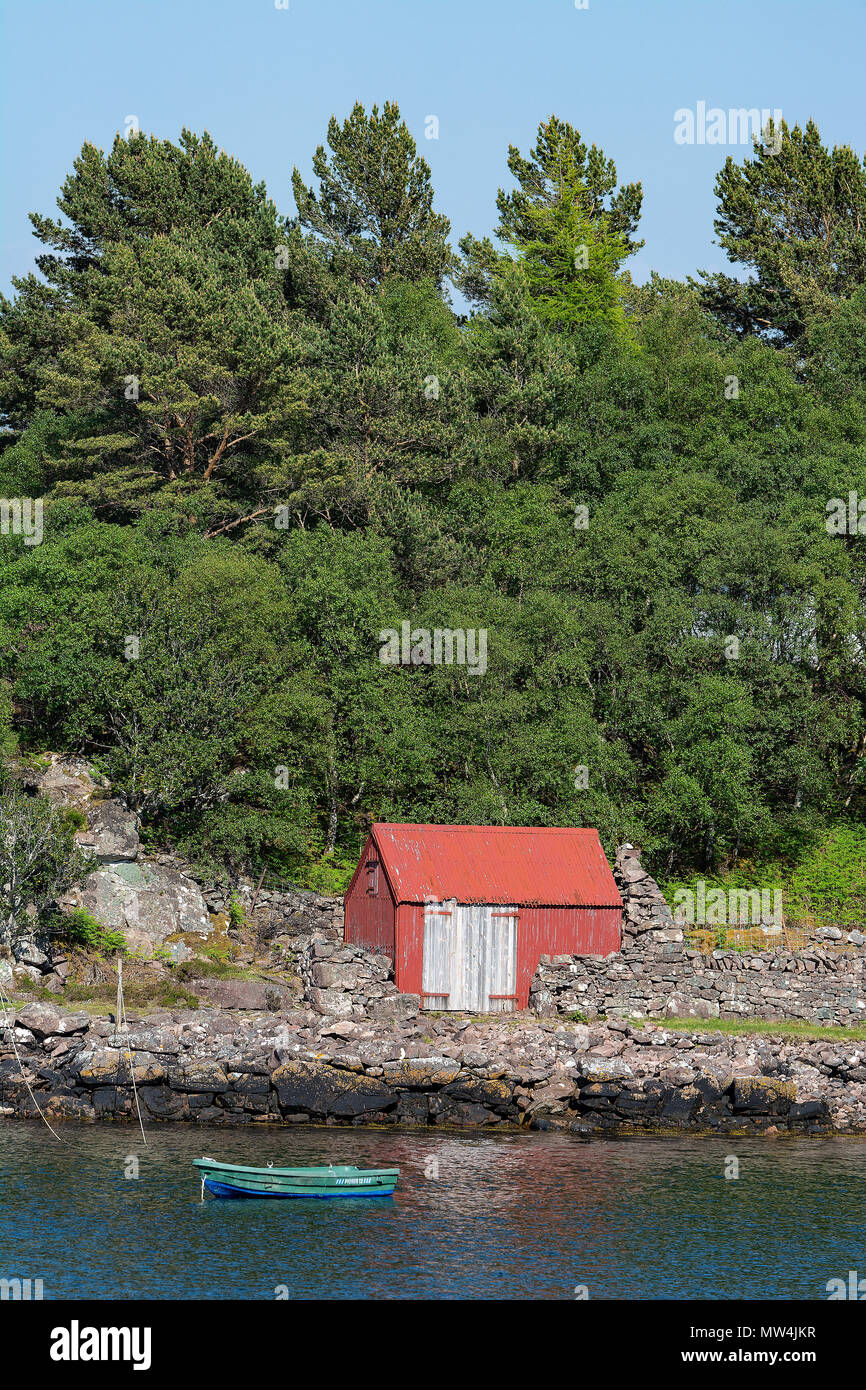 Capanna di rosso, verde barca, Loch Torridon, Scozia Foto Stock