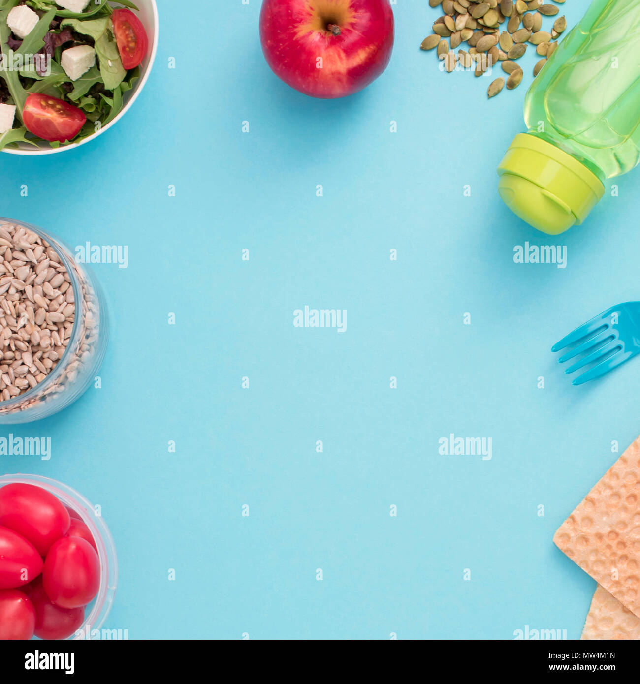 Una serie di prodotti utili, pomodoro ciliegino, apple dei frutti e delle sementi di stoviglie di plastica bianco fiori insalata fresca top Copia vista spazio per testo laici piatta Foto Stock