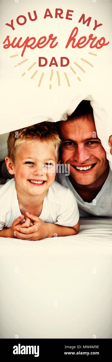 Immagine composita della giovane famiglia giocare insieme su un letto Foto Stock