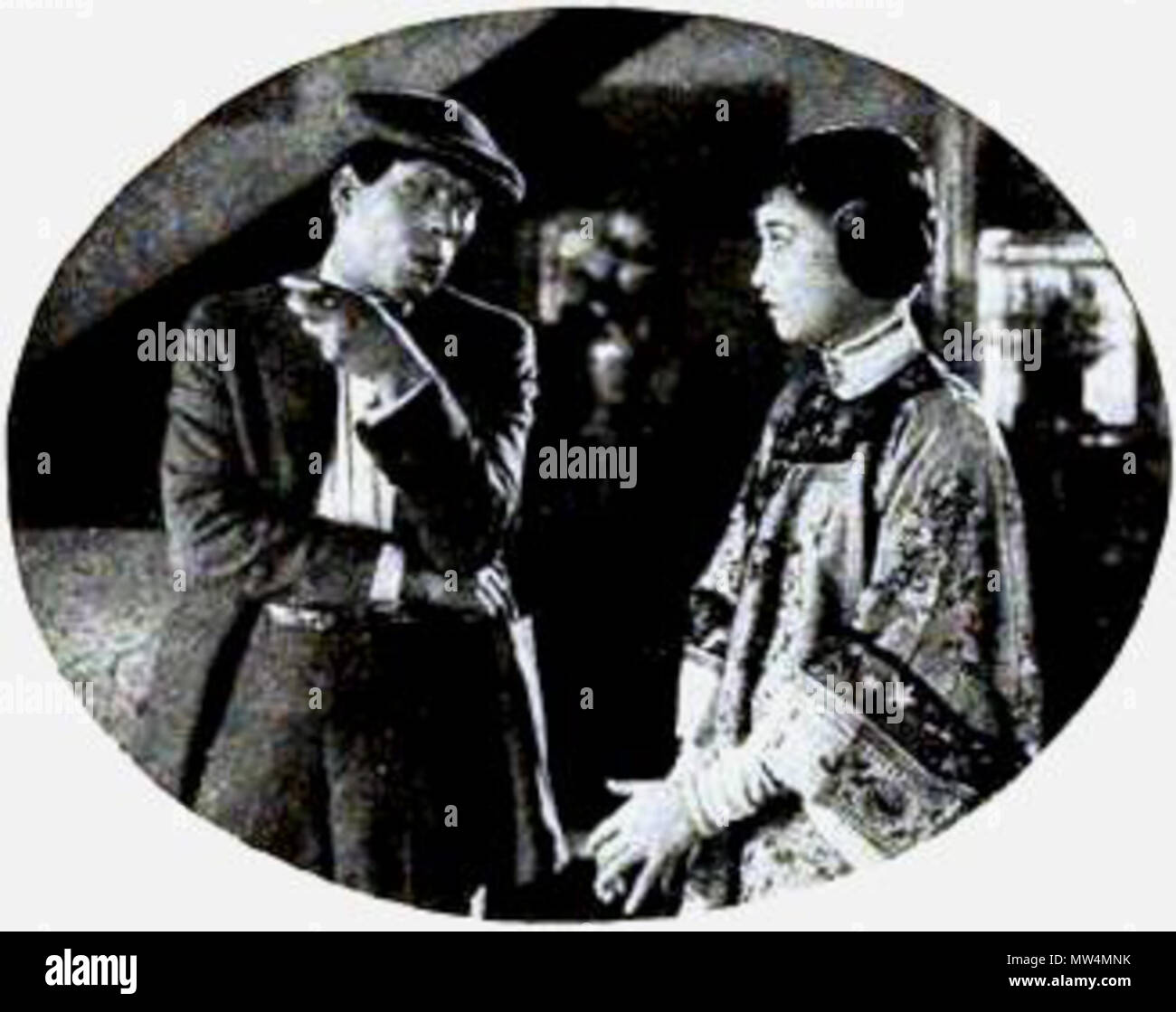 . Inglese: ancora dal film americano di bit di vita (1921) con Lon Chaney e Anna May Wong, ritagliato per l'uso sulla pagina 58 del mese di agosto 1922 Photoplay. Agosto 1922. Associato prima nazionale 86 bit di vita (1921) - Chaney &AMP; Wong Foto Stock