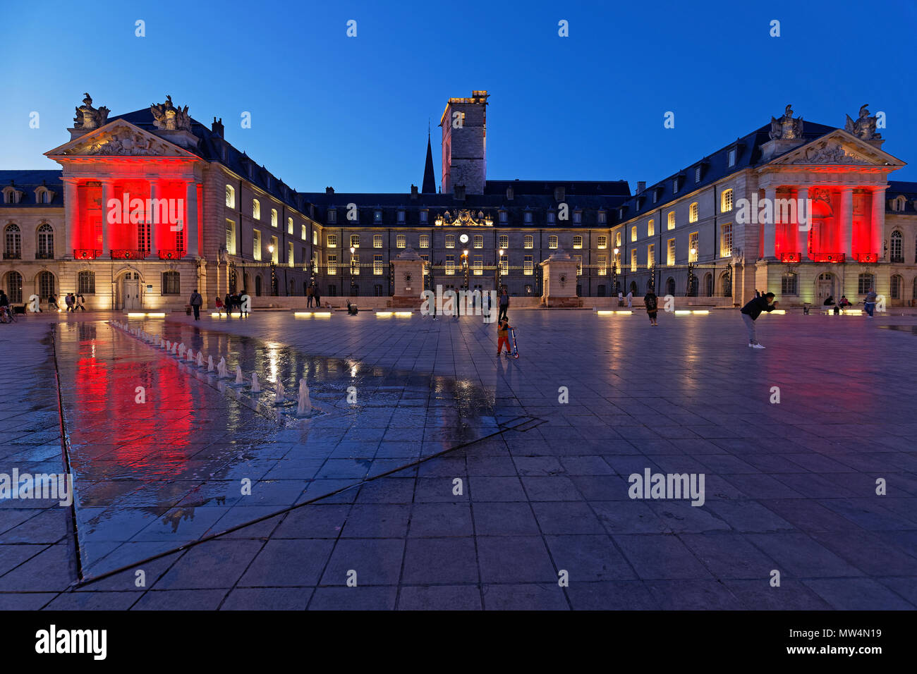 DIJON, Francia, 20 Maggio 2018 : il Palazzo dei Duchi di Borgogna di notte. Questo straordinariamente ben conservato di architettura case di assemblaggio la città ha Foto Stock