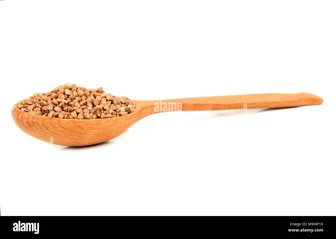 Materie del grano saraceno in cucchiaio di legno su sfondo bianco Foto Stock