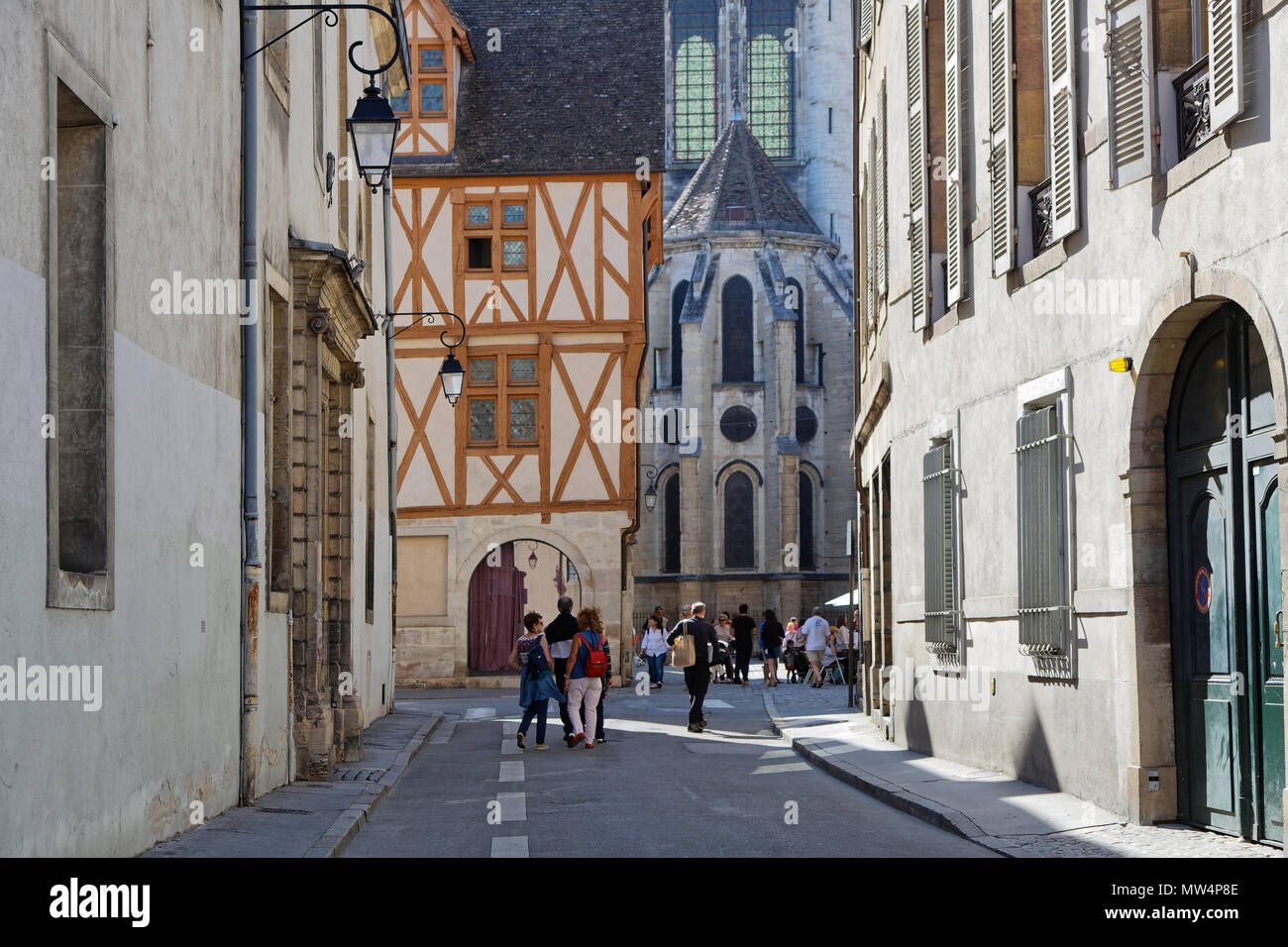 DIJON, Francia, 20 Maggio 2018 : piccola strada e architettura antica nel cuore del conservato il vecchio centro della citta'. Foto Stock