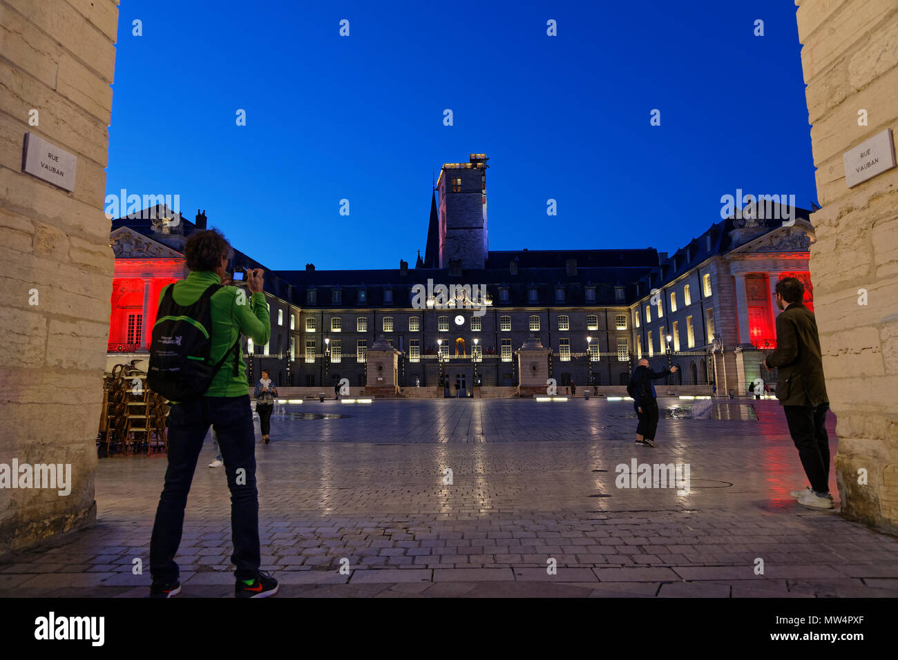 DIJON, Francia, 20 Maggio 2018 : il Palazzo dei Duchi di Borgogna di notte. Questo straordinariamente ben conservato di architettura case di assemblaggio la città ha Foto Stock