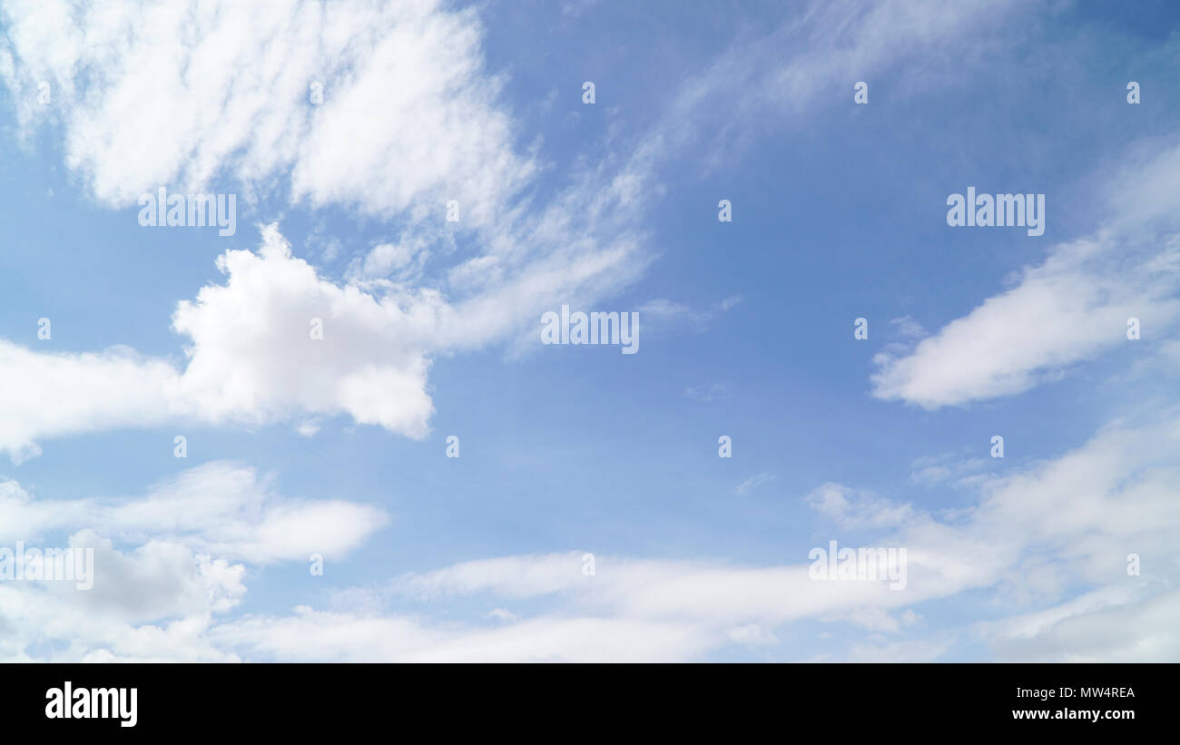 Cielo azzurro con qualche nuvola Foto Stock