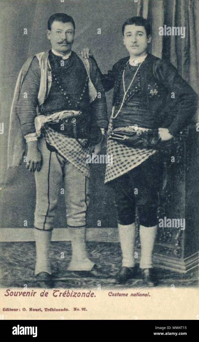 . Inglese: cartolina da Osman Nuri dotato di due uomini in costume nazionale di Trabzon, Turchia. 21 luglio 2014, 17:33:15. Osman Nuri 438 costume nazionale di Trebisonda Foto Stock