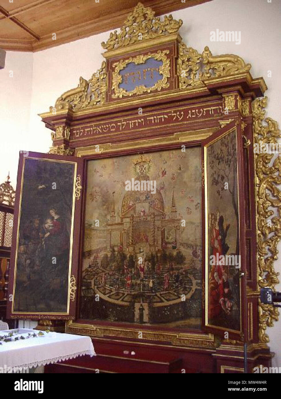 . Kabbalistische Lehrtafel in Bad Teinach . Deutsch: In der evangelischen Dreifaltigkeitskirche in Bad Teinach befindet sich ein besonderes Kunstwerk aus dem 17. Jahrhundert. Es ist die sogenannte kabbalistische Lehrtafel der Prinzessin Antonia von Württemberg. Aus allen Teilen der Welt kommen Gruppen und einzelne Besucher, um diesen großen Schrein im Altarraum der Kirche zu bewundern und sich tiefer in die hier dargestellten bildhaft Zusammenhänge der Heiligen Schrift einführen zu lassen. . Xvii secolo ; 2012-10-10. Teinachtal-Touristik 331 Kabbalistische Lehrtafel in Bad Teinach Foto Stock