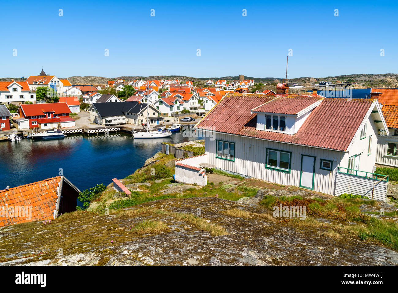 Vista sul villaggio costiero di Kladesholmen al di fuori dell'isola Tjorn sulla svedese costa ovest. Una calda e soleggiata giornata di mare. Foto Stock