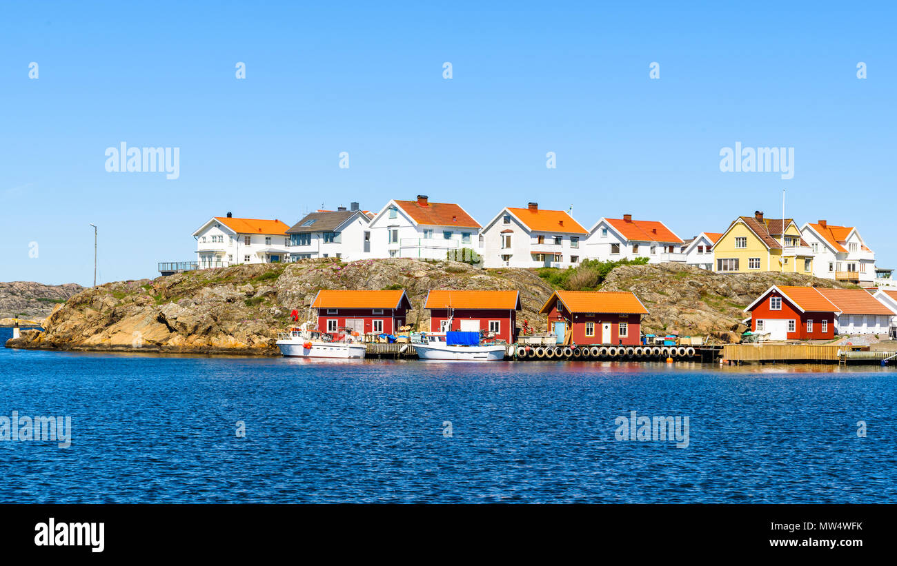 Vista sul villaggio costiero di Kladesholmen al di fuori dell'isola Tjorn sulla svedese costa ovest. Una calda e soleggiata giornata di mare. Foto Stock