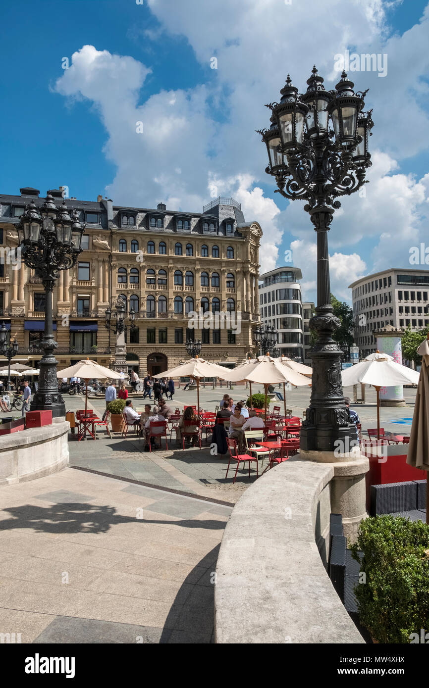 Persone seduti all'aperto presso il cafe tavoli fuori Alte Oper, Opernplatz, Frankfurt am Main, Hesse Darmstadt, Germania Foto Stock