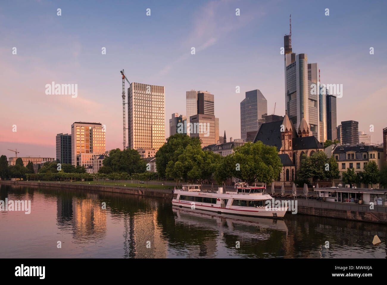 La mattina presto luce sulla città moderna architettura di Frankfurt am Main, Germania Foto Stock