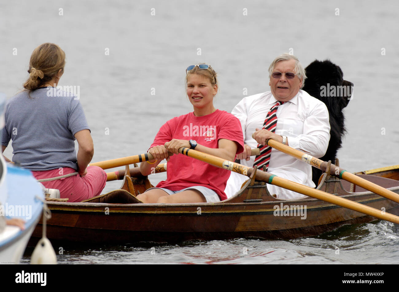 2005 Henley Royal Regatta, Henley sul Tamigi, INGHILTERRA. 03.07.205 Domenica finale giorno - prima sessione, Famiglia con il cane, facendo il loro modo per gli ormeggi Foto Stock