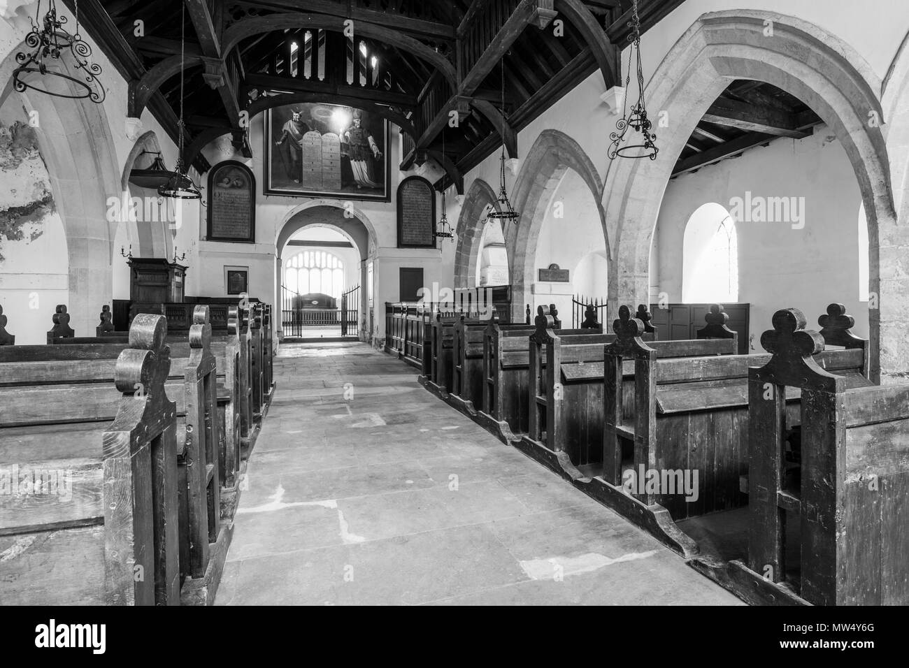 Interno b & w storico di St Martin's Chiesa con banchi in legno, corridoio & hammerbeam tetto nella navata centrale - Allerton Mauleverer, North Yorkshire, Inghilterra, Regno Unito. Foto Stock