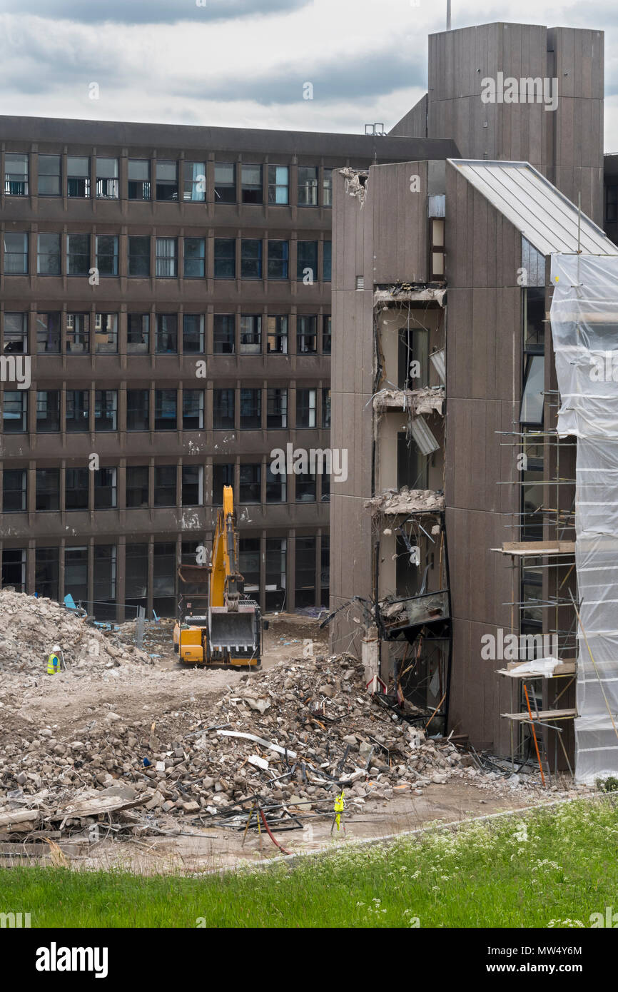 Alta Vista del sito di demolizione - Macchine pesanti (Escavatore) in cumuli di macerie lavorando e la demolizione di edificio per uffici - Hudson House York, Inghilterra, Regno Unito. Foto Stock