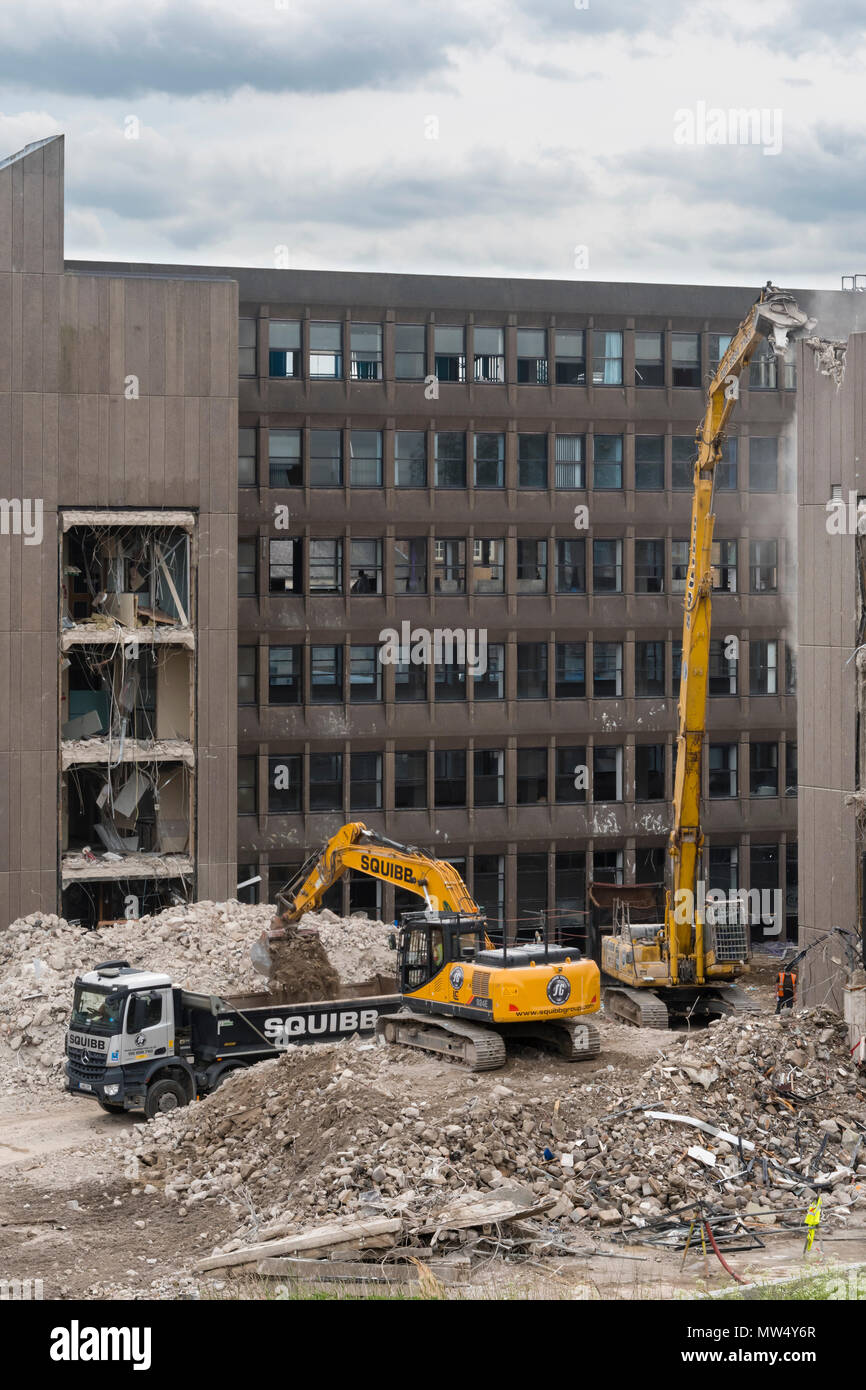 Alta Vista del sito di demolizione con macchinari pesanti (escavatori & dumper) lavorando e la demolizione di edificio per uffici - Hudson House York, Inghilterra, Regno Unito. Foto Stock