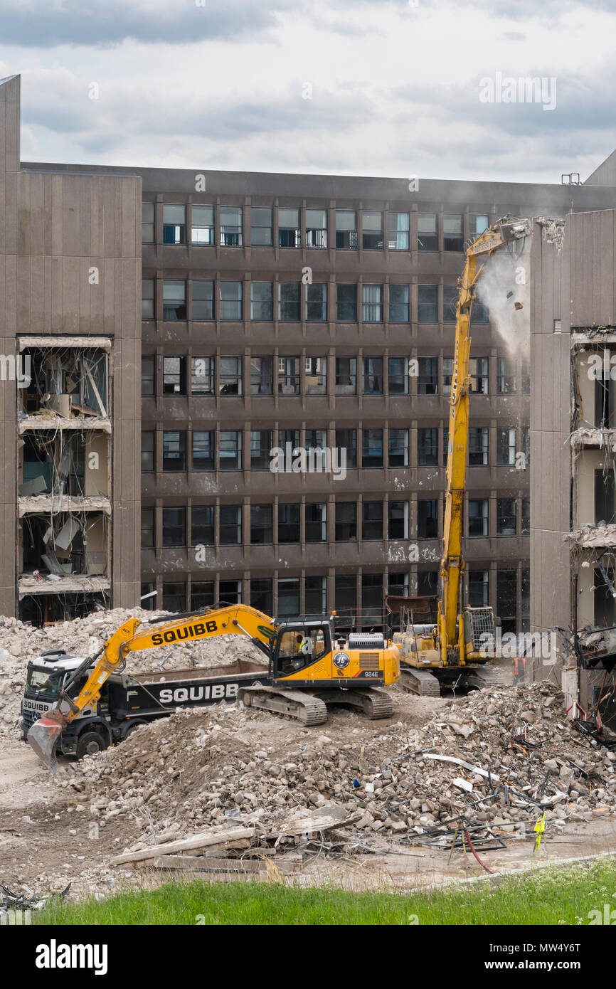 Alta Vista del sito di demolizione con macchinari pesanti (escavatori & dumper) lavorando e la demolizione di edificio per uffici - Hudson House York, Inghilterra, Regno Unito. Foto Stock