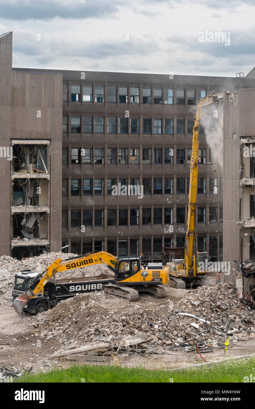 Alta Vista del sito di demolizione con macchinari pesanti (escavatori & dumper) lavorando e la demolizione di edificio per uffici - Hudson House York, Inghilterra, Regno Unito. Foto Stock