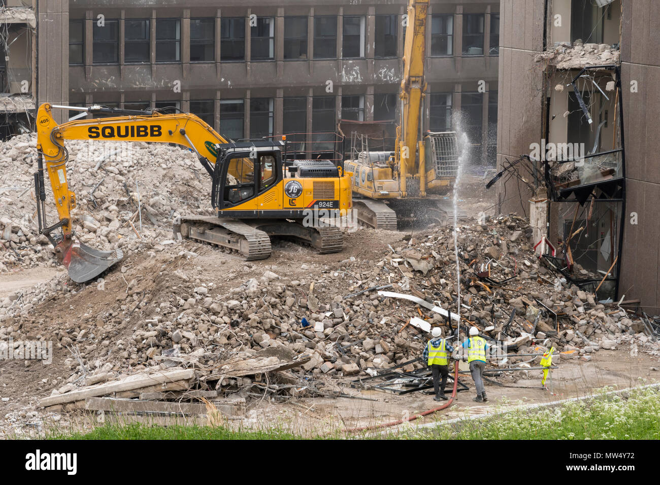 Alta Vista del sito di demolizione di macerie, macchinari pesanti (escavatori) & lavoro demolendo ufficio vuoto edificio - Hudson House York, Inghilterra, Regno Unito. Foto Stock