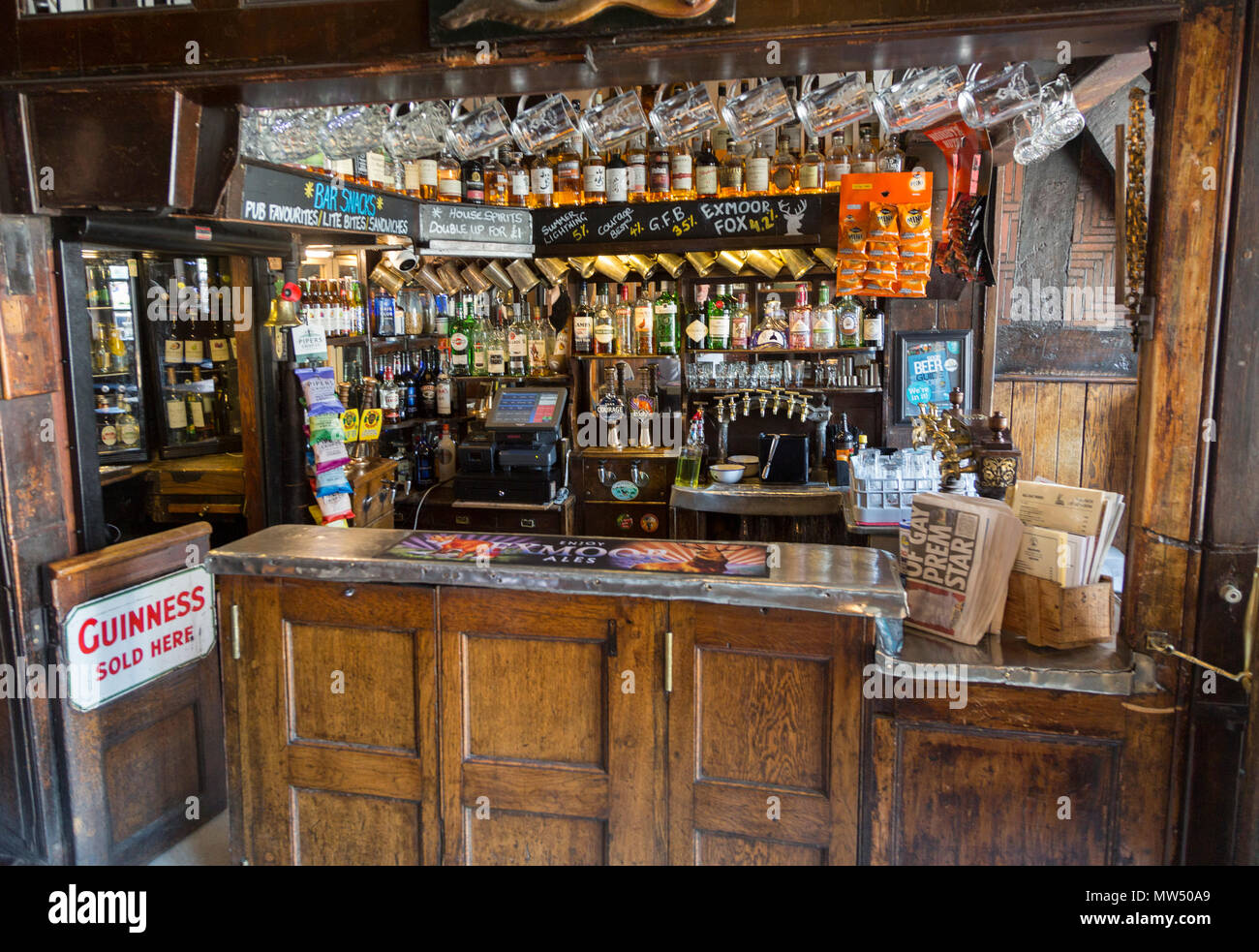 All'interno di un pub tradizionale interno della coscia di cervo public house, Salisbury, Wiltshire, Inghilterra, Regno Unito Foto Stock