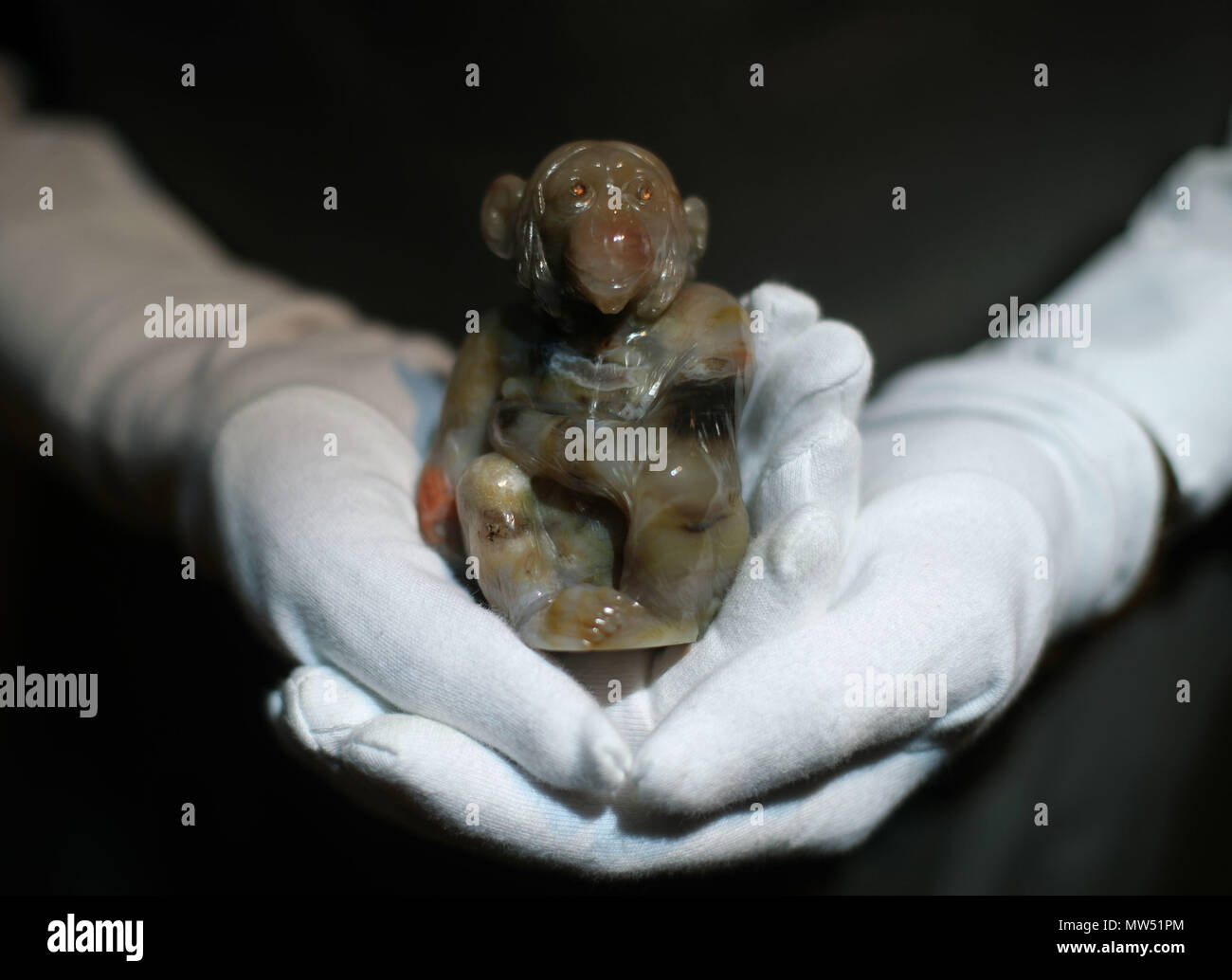 Un tecnico di Christie detiene un modello di legno pietrificato con gioielli di uno scimpanzé di Faberge, circa 1915, stimato tra £100,000 - £150,000, in mostra prima della loro prossima vendita di arte russa presso lo showroom londinese della casa d'aste. Foto Stock