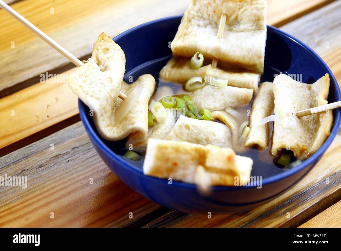 Foto di una ciotola di fishcake coreano o zuppa odeng Foto Stock