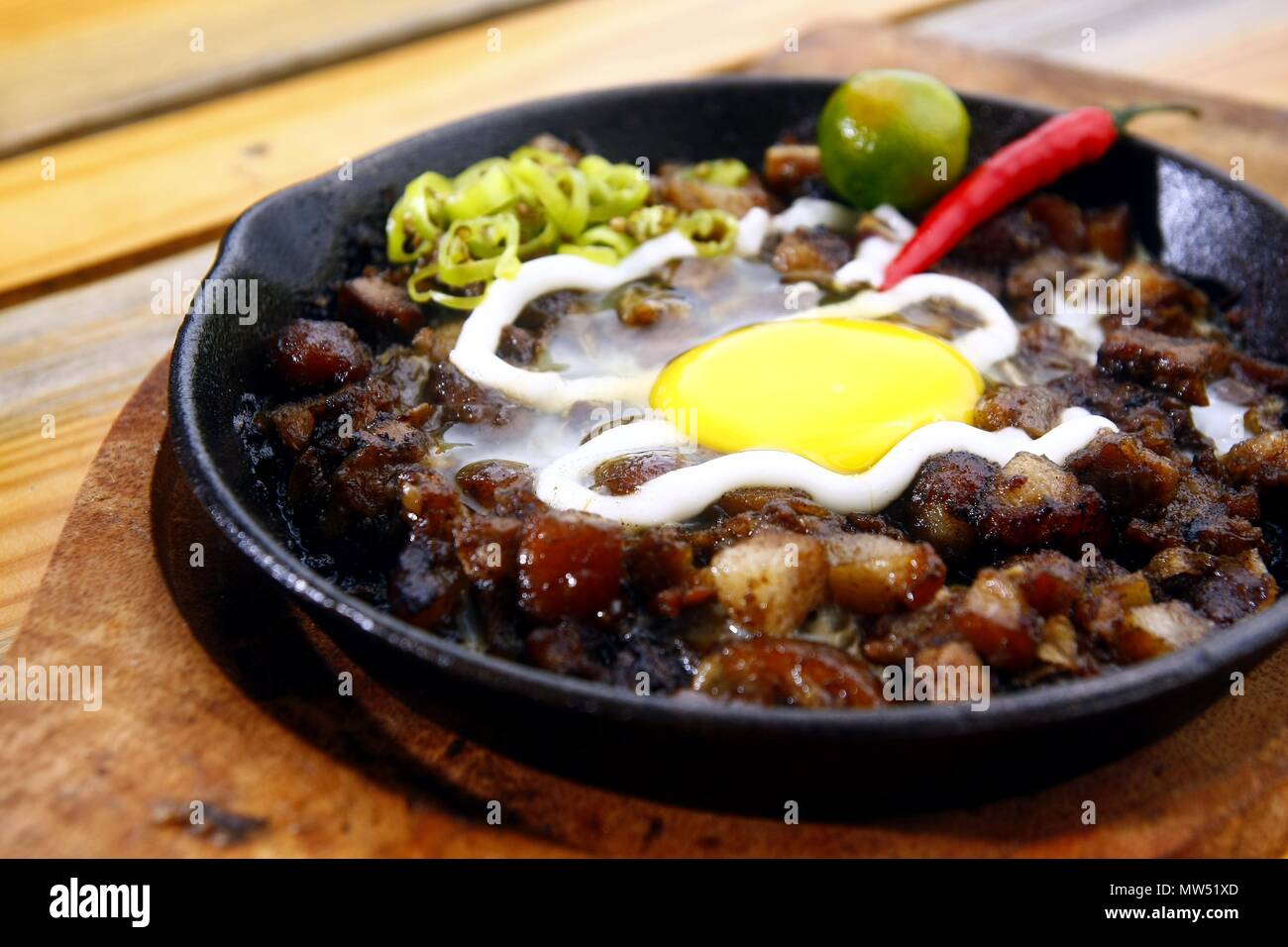 Foto di maiale sisig su una piastra bollente Foto Stock