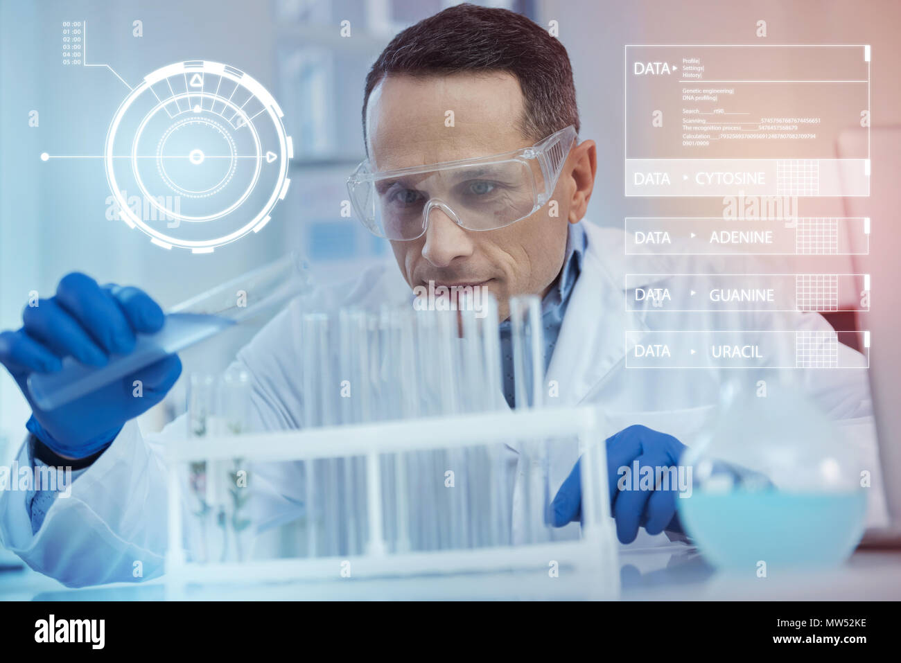 Professional scienziato appoggiata al tavolo mentre si lavora con le provette per la prova Foto Stock