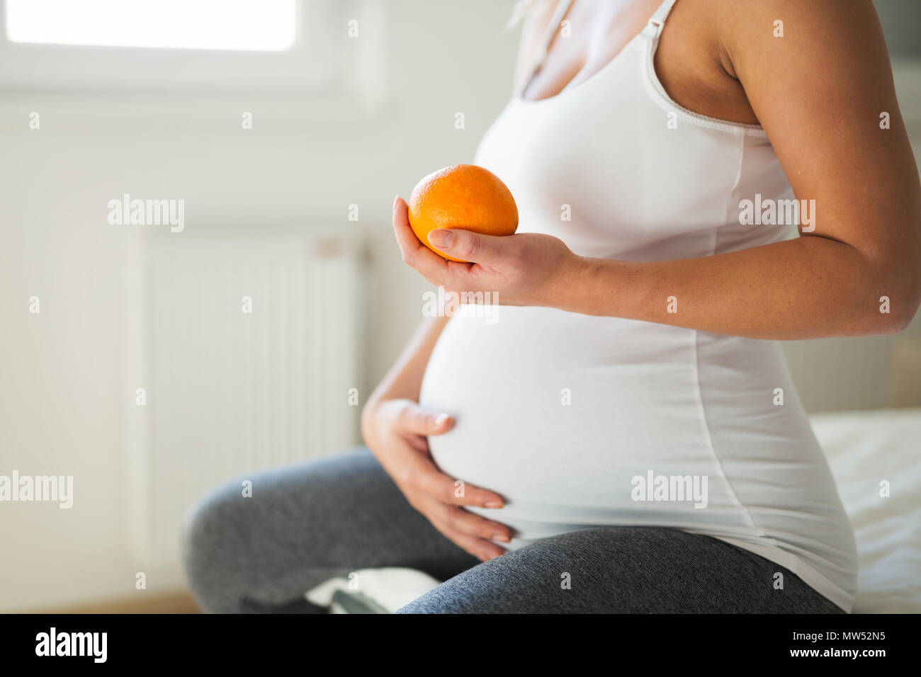 Ritratto di donna incinta di mangiare cibo sano Foto Stock