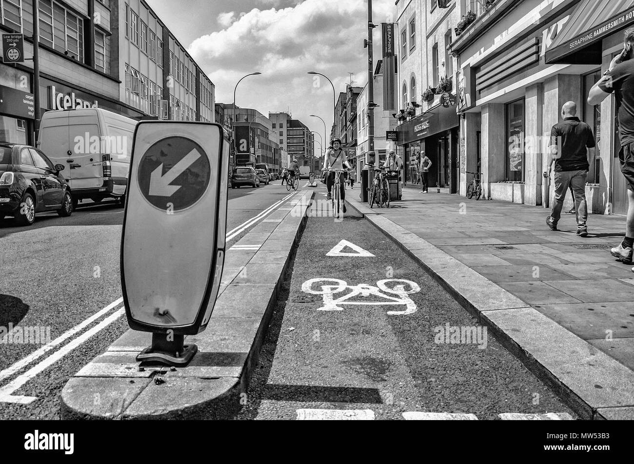 Un basso angolo di visione di una pista ciclabile su King Street in Hammersmith, Londra. Foto Stock