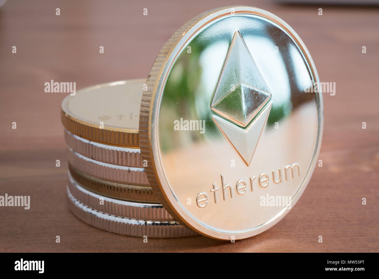 Pila di moneta reale di cryptocurrency Ethereum argento su sfondo di legno Foto Stock