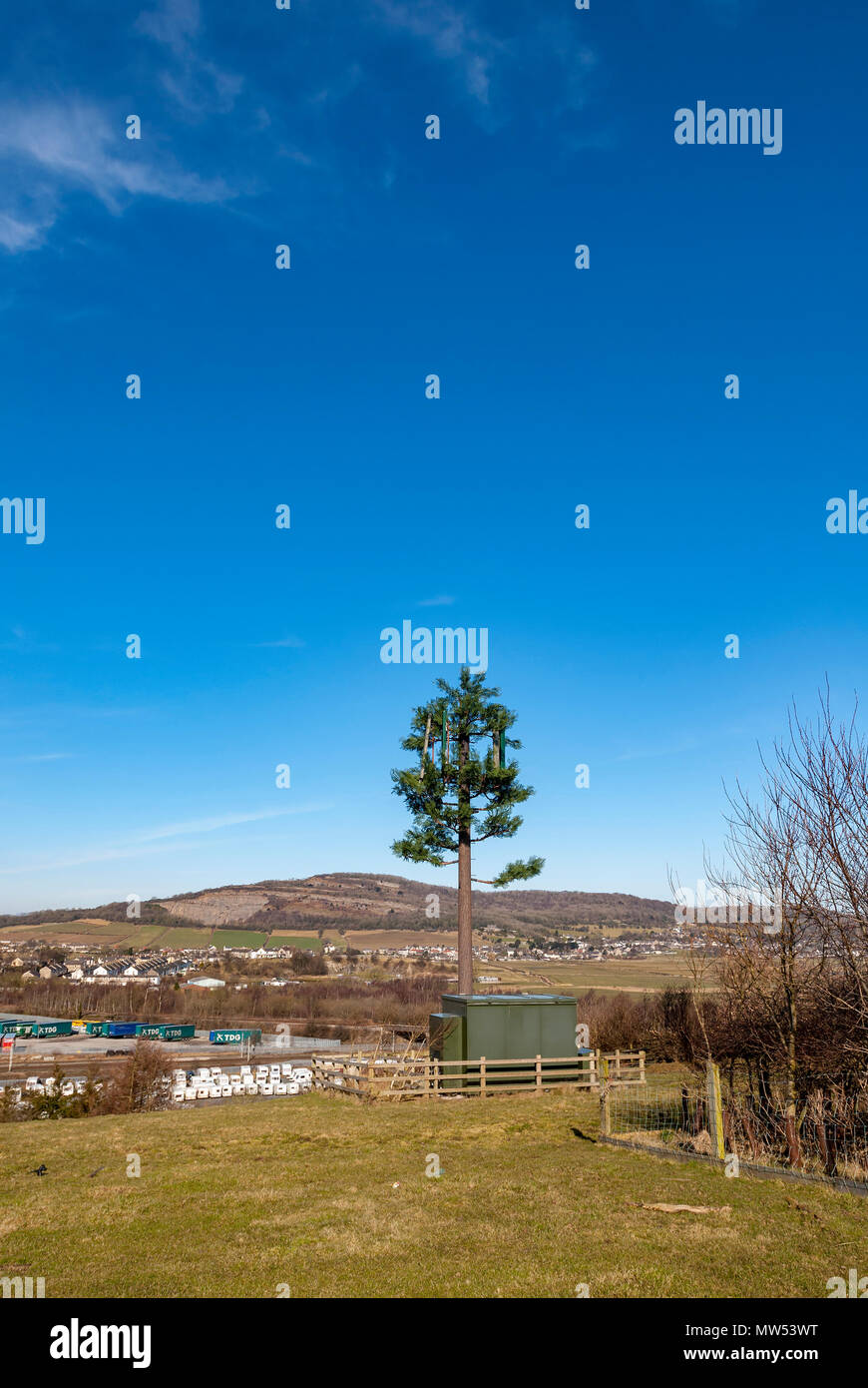 Telefono cellulare imitando il montante di una struttura ad albero Foto Stock