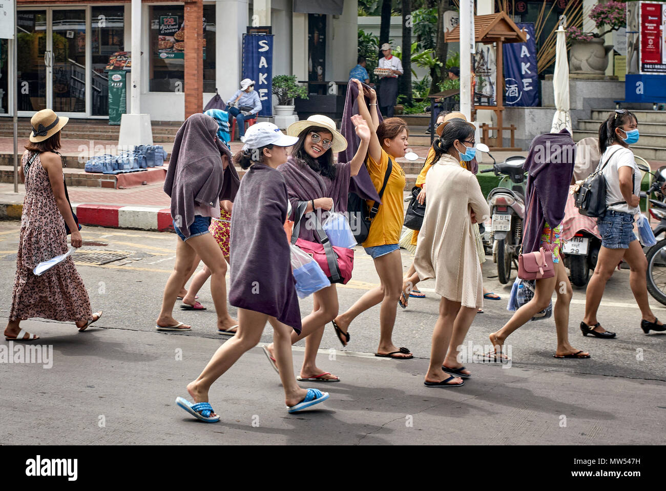 Gruppo femminile di turisti cinesi a Pattaya Thailandia turismo sud-est asiatico Foto Stock