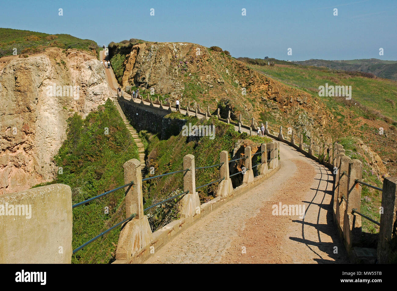 La Coupee, guardando da Little Sark al grande Sark.passi sulla sinistra conducono alla spiaggia sabbiosa di La Grande Greve. Foto Stock