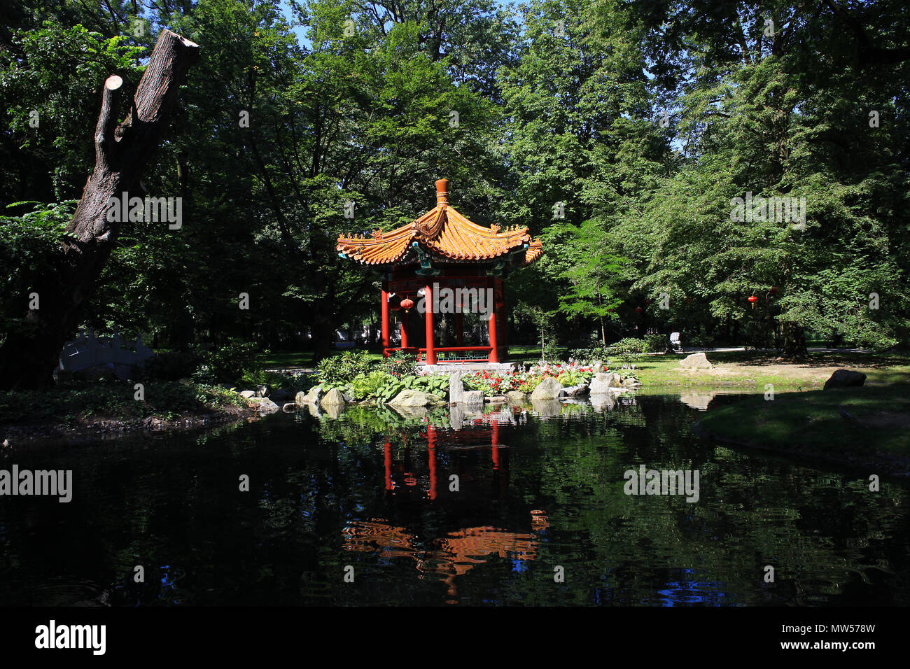 Summerhouse in stile Cinese e ponte sul laghetto in posizione di parcheggio Foto Stock