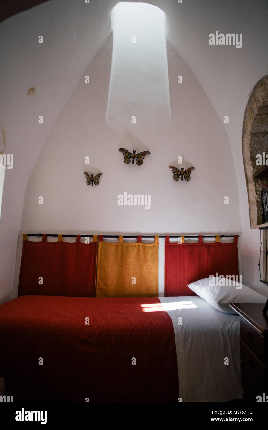 Trulli home interni wtite vecchia città in Italia Foto Stock