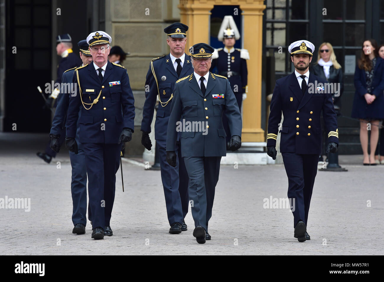 La 72esima Festa di compleanno di Carlo XVI Gustavo di Svezia presso il Palazzo Reale di Stoccolma, Svezia. Dotato di: Carlo XVI Gustavo di Svezia, Principe Carl Philip, duca di Varmland dove: Stoccolma, Svezia quando: 30 Apr 2018 Credit: Marco De Giovanni/WENN.com Foto Stock