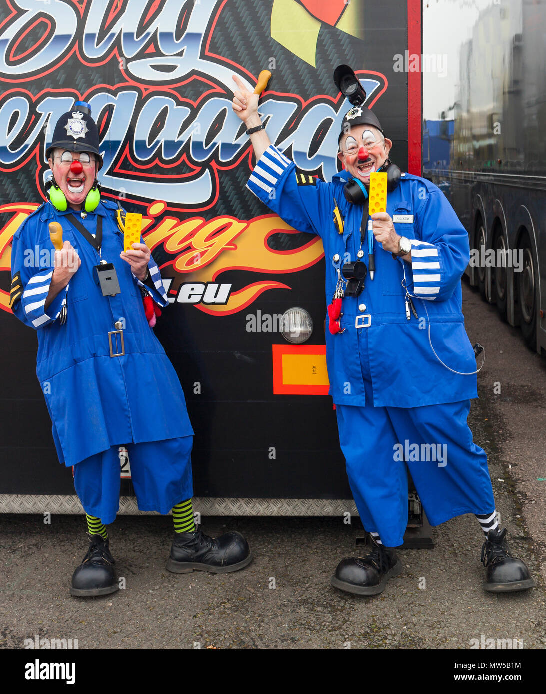 Coppia di pagliacci vestiti da poliziotti. Foto Stock