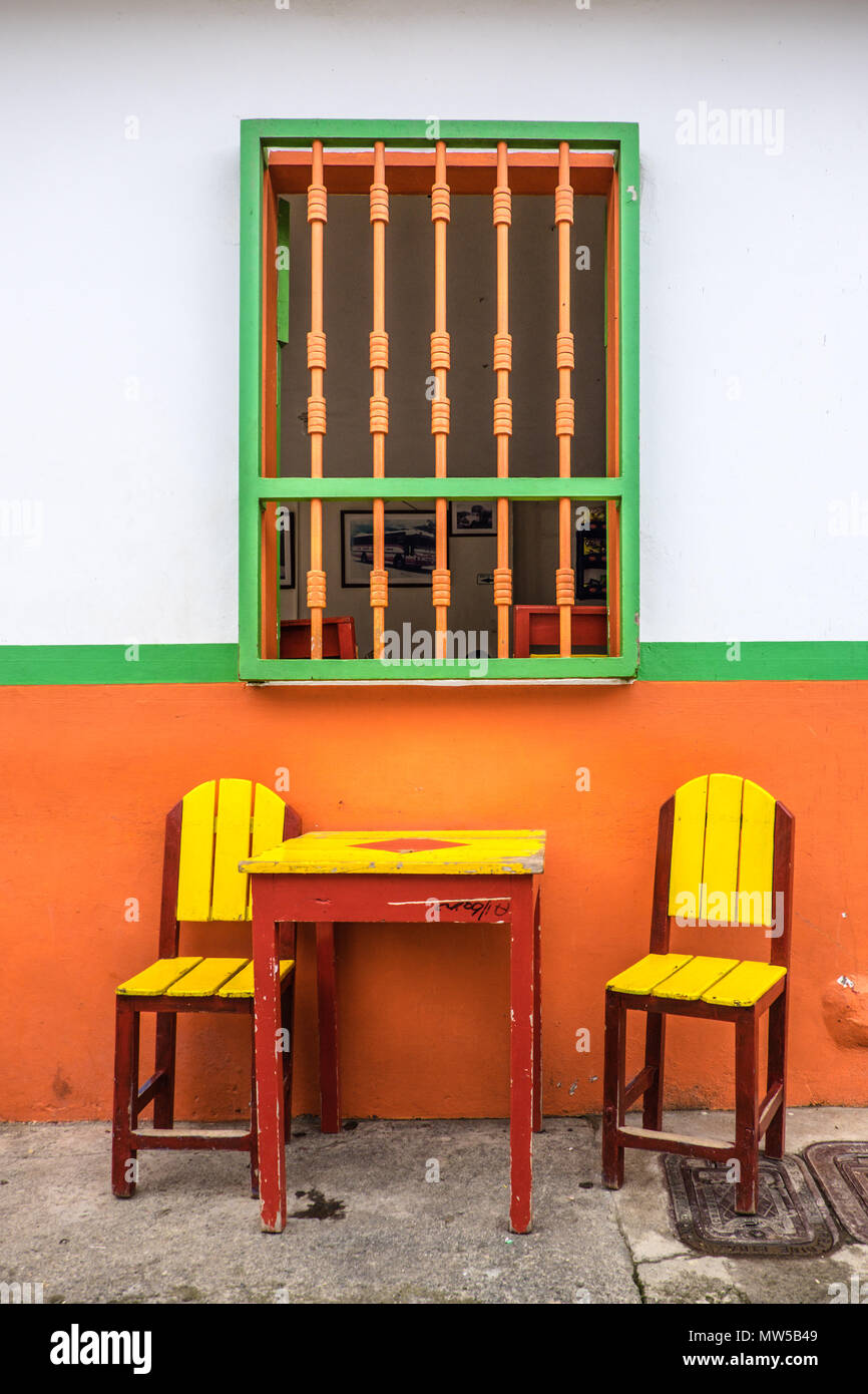 Caffè tradizionali Tavoli e pareti colorate nelle strade di Jardín, Antioquia, Colombia Foto Stock