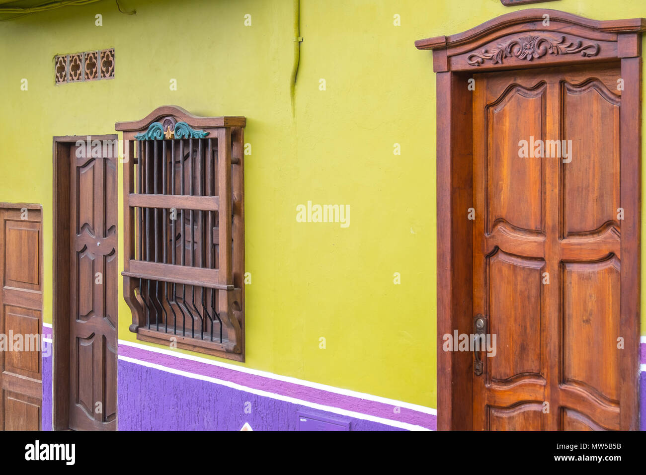 Case tipiche nelle strade di Jardín, Antioquia, Colombia Foto Stock