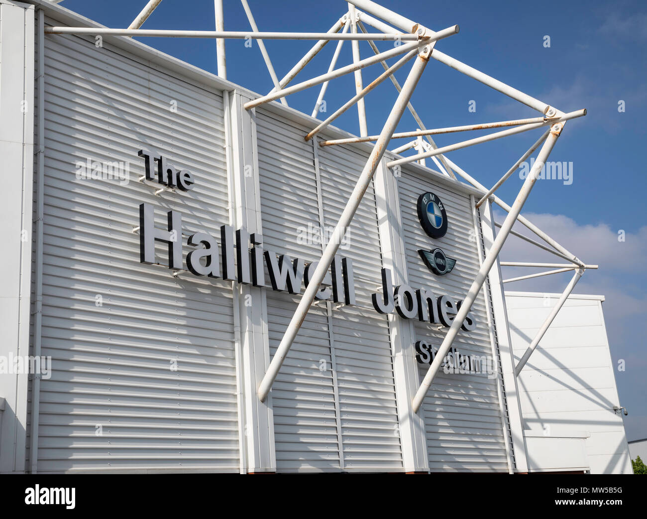 Il segno per la Halliwell Jones Stadium casa dei lupi di Warrington professional Rugby League team in Warrington Cheshire Maggio 2018 Foto Stock