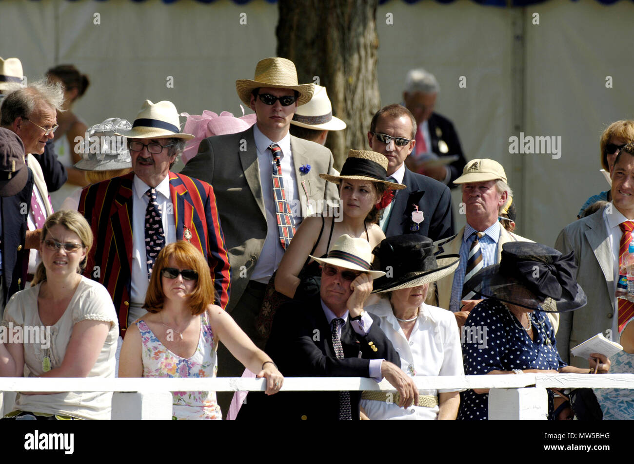 Henley, Gran Bretagna. Domenica 02/07/2006 Henley Royal Regatta, visualizzare gli stati e alla ricerca di amministratori, con una varietà di HAT, Henley raggiungere, Inghilterra Foto Stock