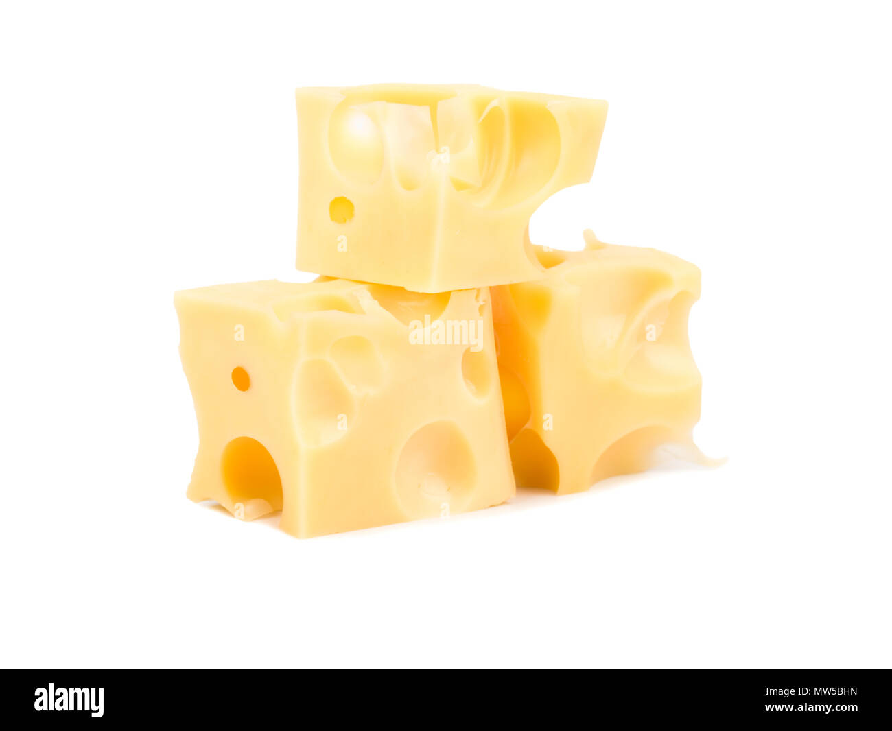 Tre cubetti di formaggio con fori su sfondo bianco Foto Stock