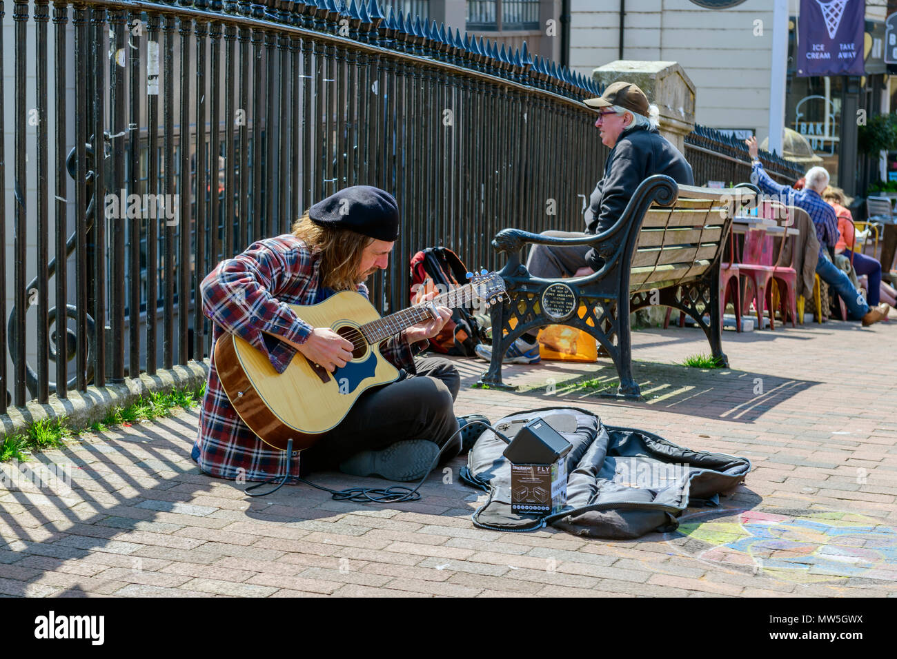 L'uomo musicista di strada con la chitarra amplificata Foto Stock