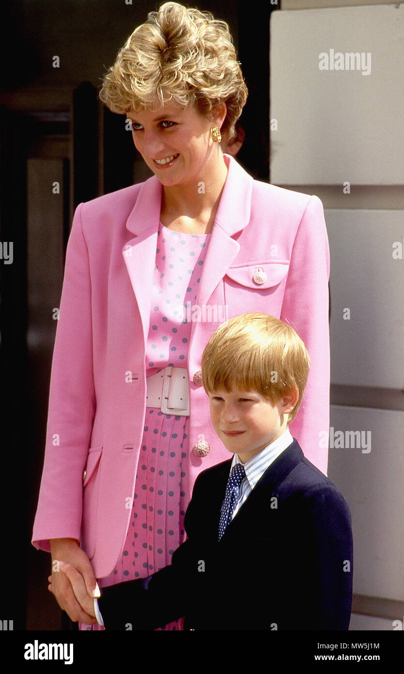La Principessa Diana e il Principe Harry frequentano un pranzo per celebrare il 92° compleanno della Regina Madre, Clarence House, Londra. Regno Unito 04 agosto 1992 Foto Stock