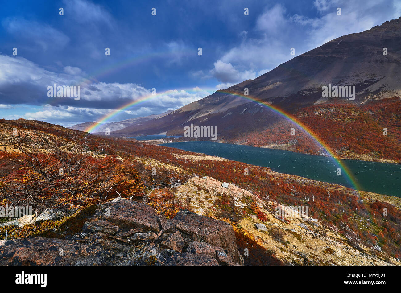 Montagne e un arcobaleno nel parco nazionale Los Glaciares. Patagonia Argentina in autunno Foto Stock