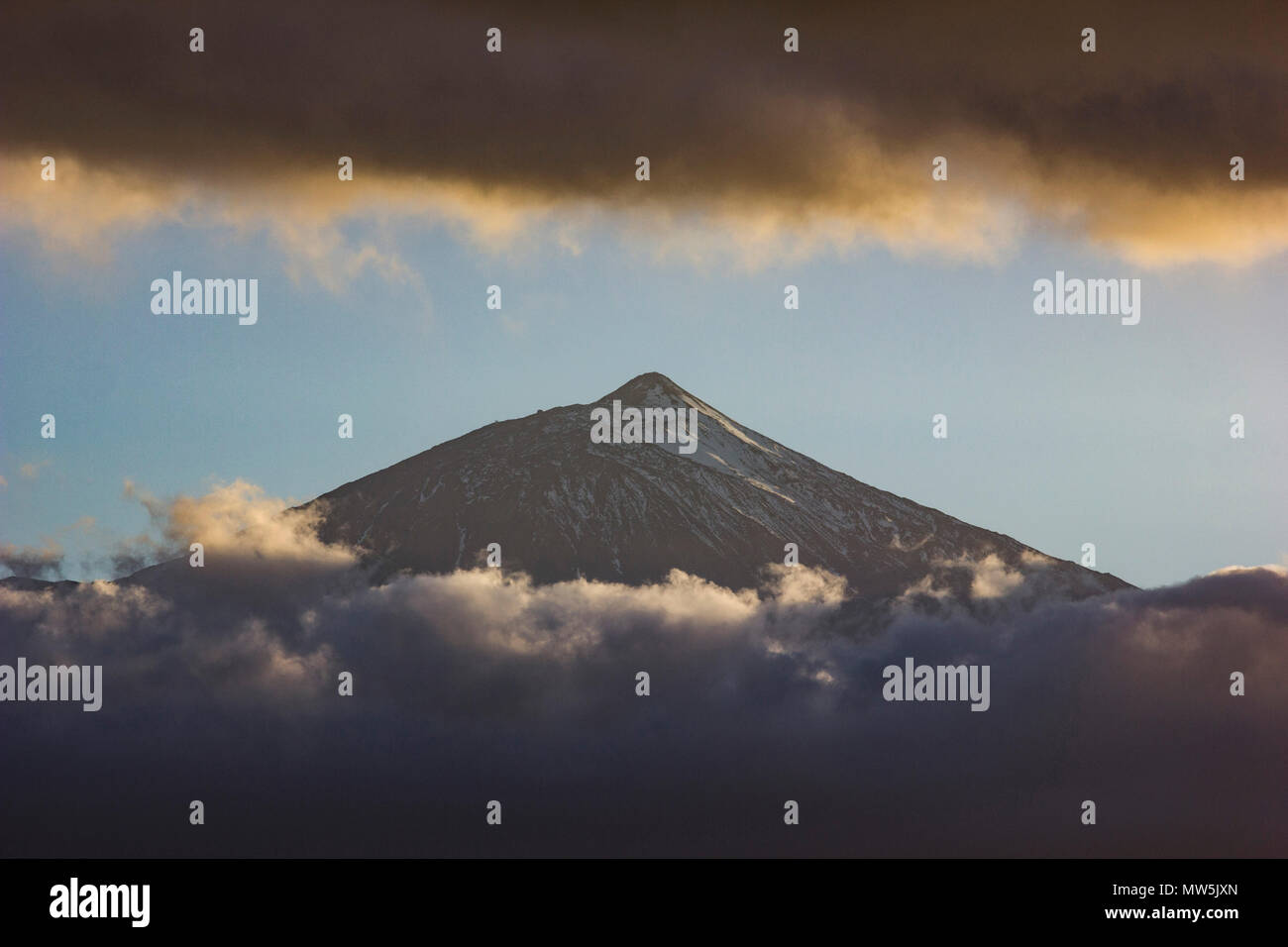 Tramonto sull'isola di Tenerife con vista sul vulcano Teide Foto Stock